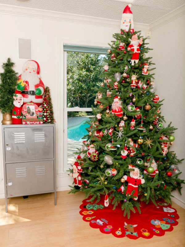 how-to-decorate-a-traditional-christmas-tree-with-saints