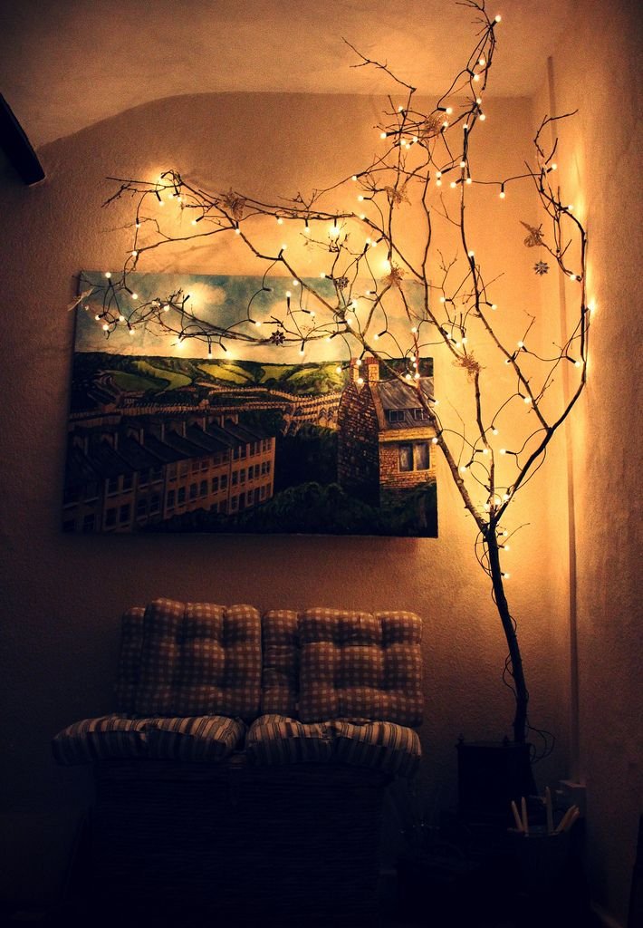 indoor-tree-with-white-lights