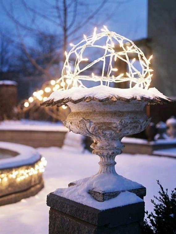 light-outdoor-christmas-urns