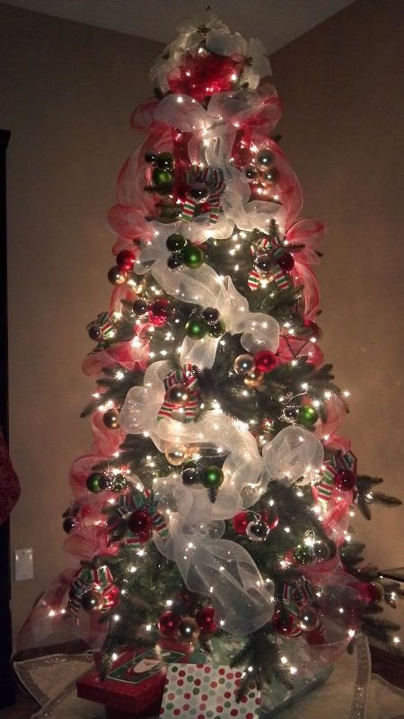 lighted-christmas-tree-with-deco-mes