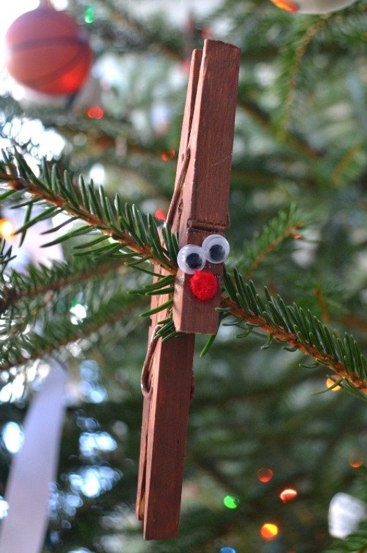 make-reindeer-ornaments-from-clothes-pins
