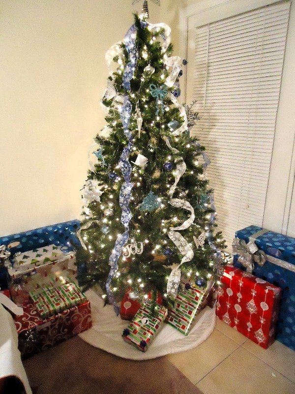 minimalist-christmas-tree-decoration-in-office