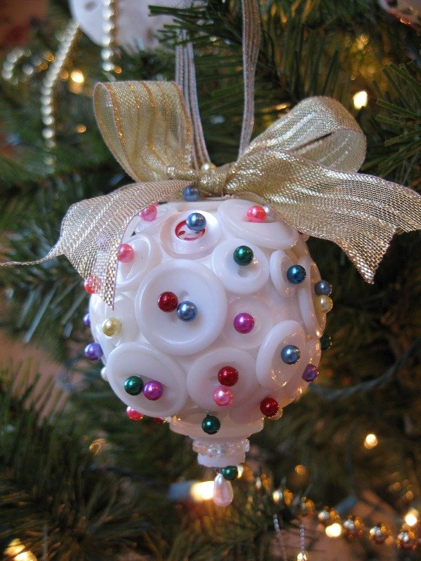 ornament-made-with-buttons