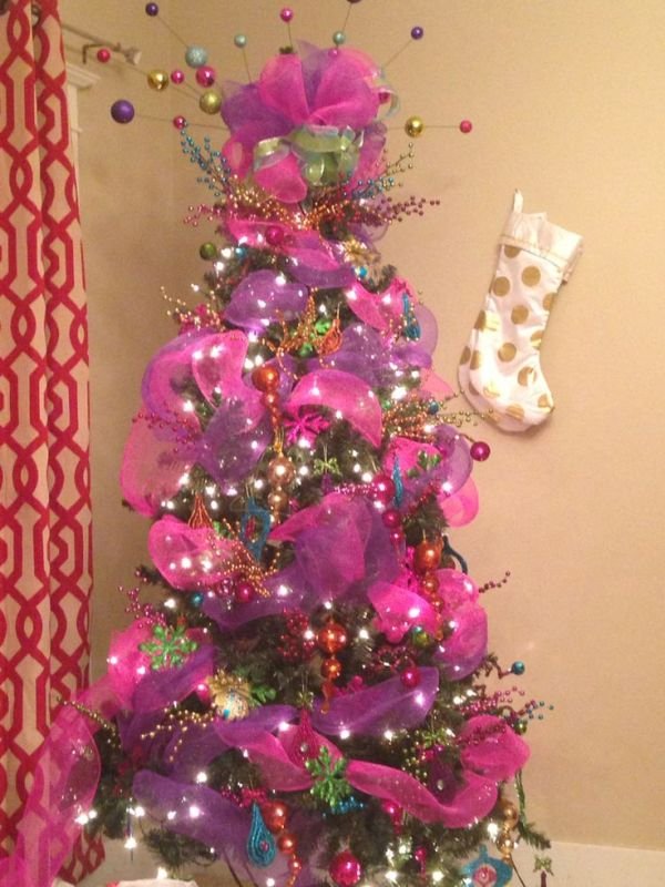 pink-christmas-tree-decorations-with-mesh