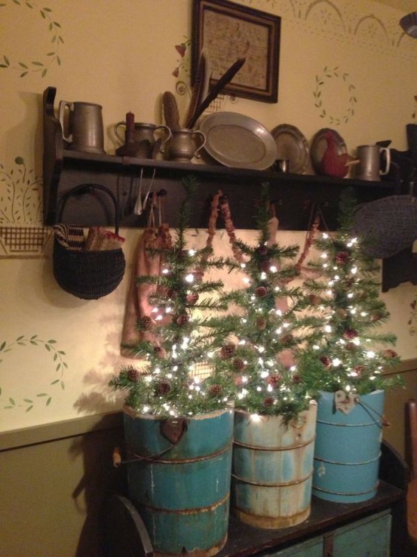 25 Beautiful Primitive Christmas Tree Decorations Ideas - MagMent