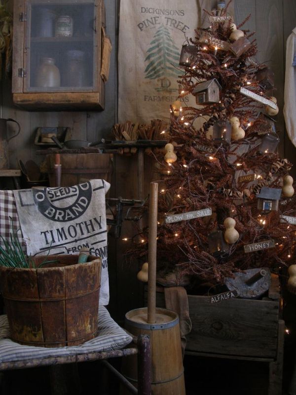 25 Beautiful Primitive Christmas Tree Decorations Ideas - MagMent