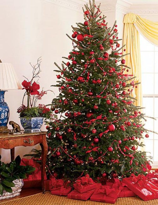 red-christmas-tree-decorations