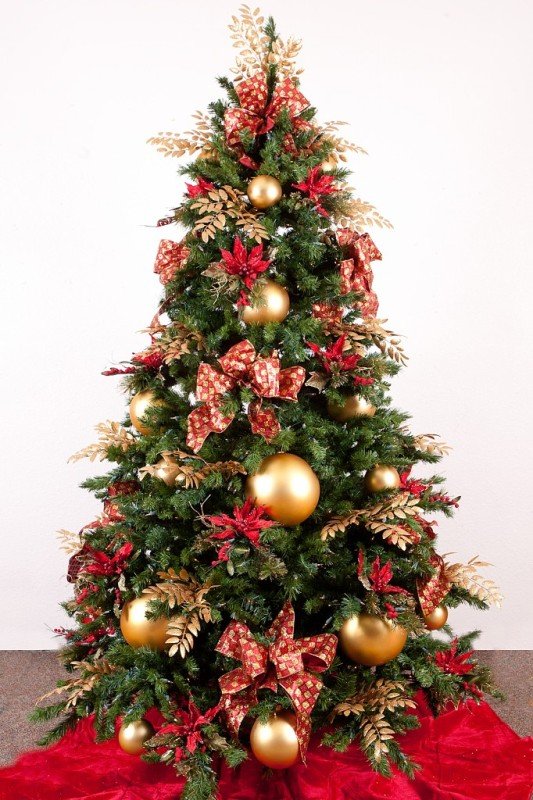 red-decorated-christmas-tree