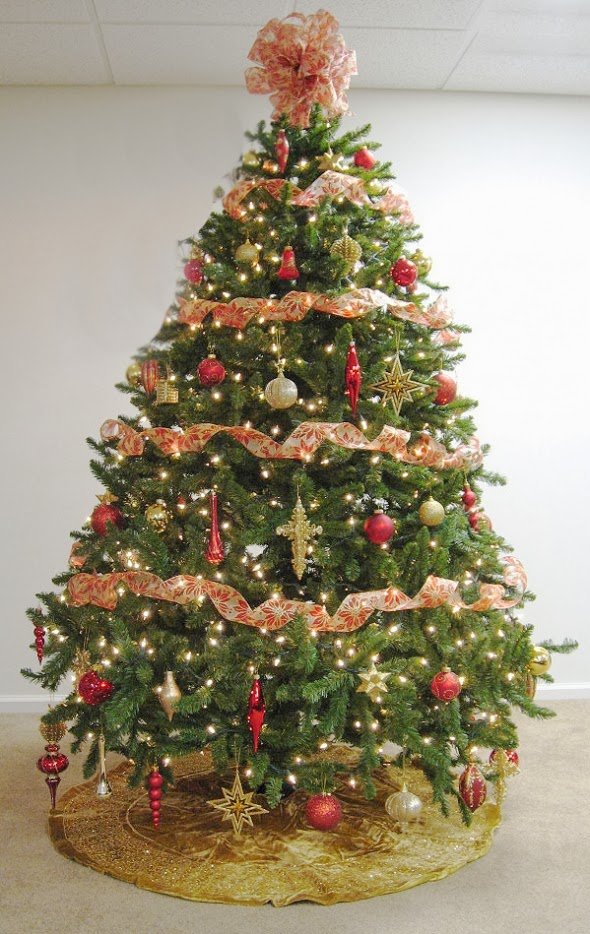 red-and-gold-christmas-tree