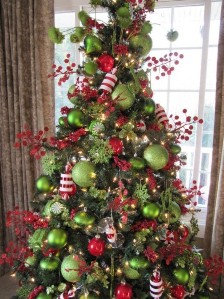 red-and-green-christmas-tree-decorations