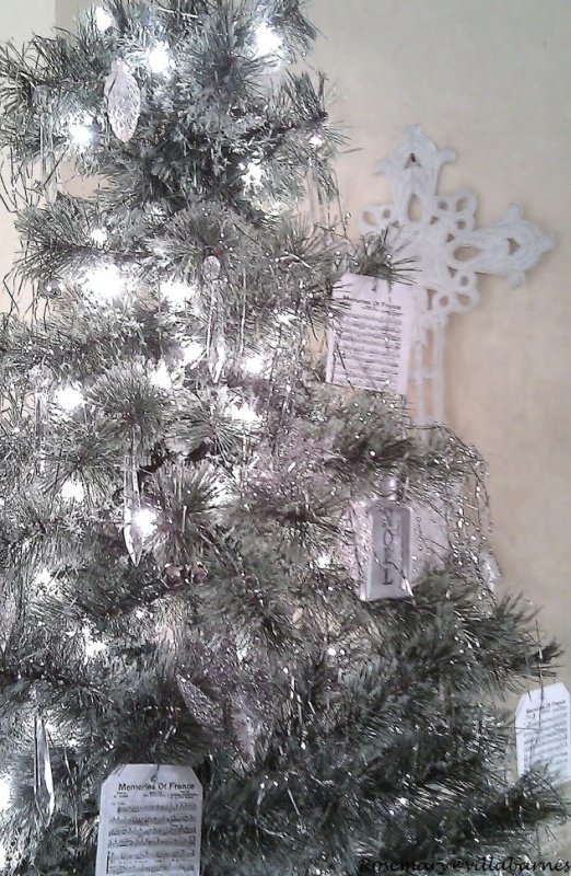 silver-christmas-tree-decorating-ideas
