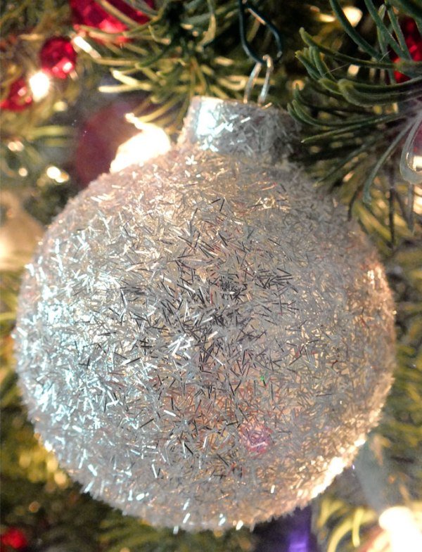 silver-christmas-tree-ornaments-diy