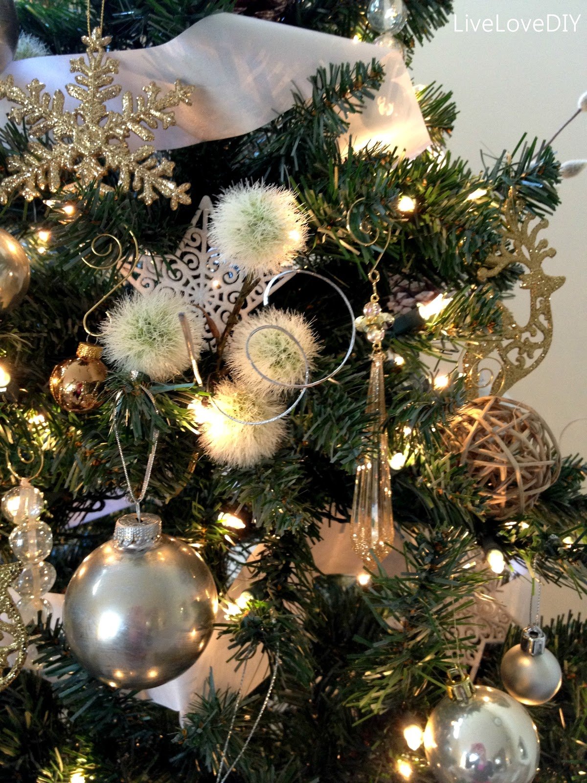 silver-christmas-tree-ornaments-diy
