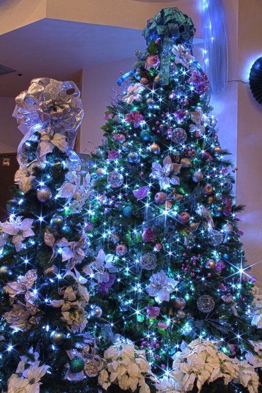 silver-purple-and-blue-themed-christmas-tree