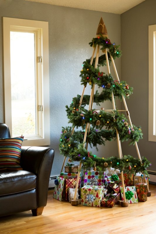 small-space-living-room-christmas-tree-decorations-for-kids