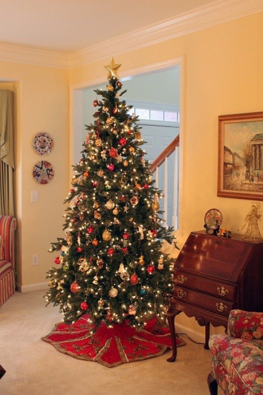 traditional-christmas-tree-decoration