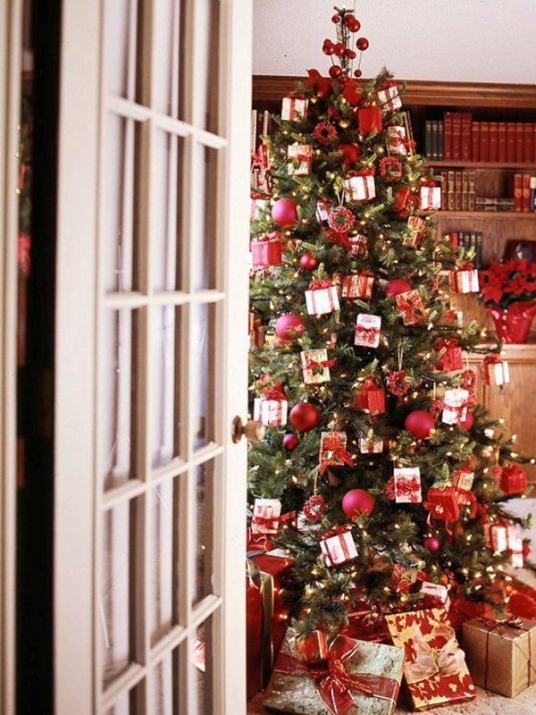 traditional-christmas-tree-decorations