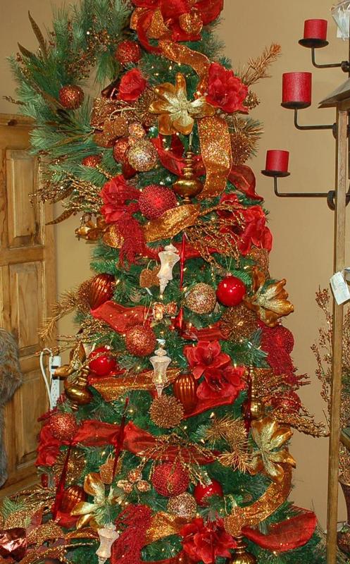 traditional-holiday-colors-of-red-and-gold-ornaments