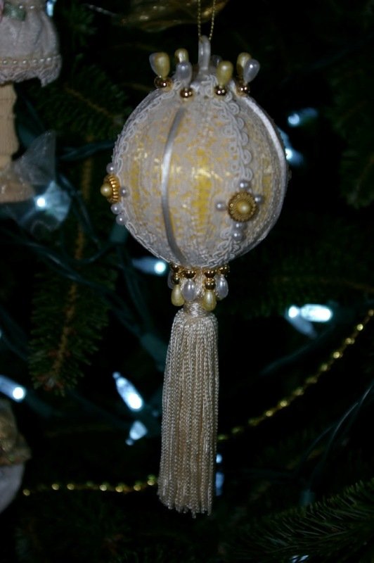 victorian-christmas-tree-ornaments