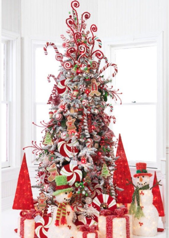 inspired-christmas-tree-with-a-gingerbread-family-and-house