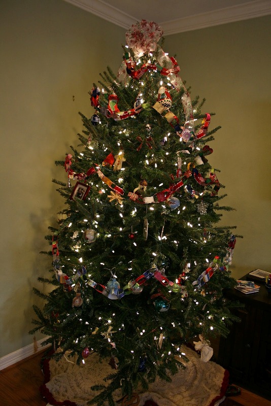 awesome-christmas-tree-with-ribbon-garland