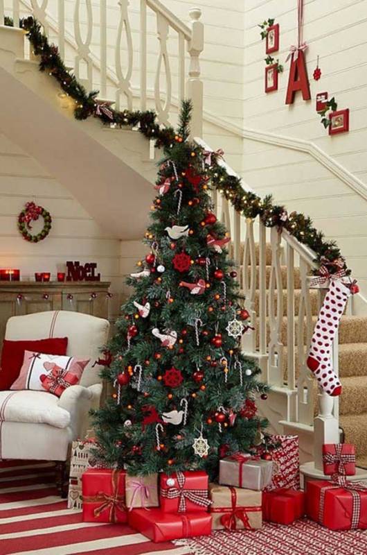 christmas-tree-decorating-ideas-stairs