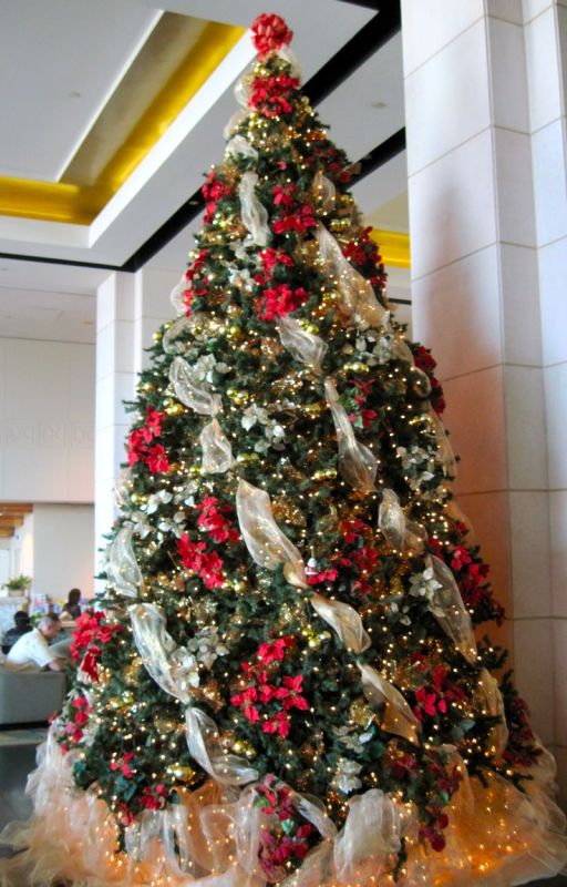 christmas-tree-with-ribbon-garland