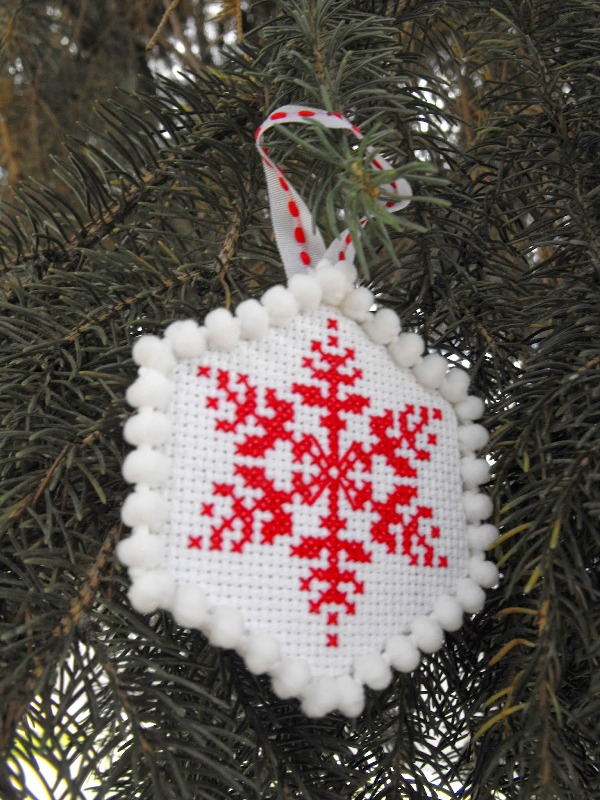 cross-stitch-christmas-tree-ornament