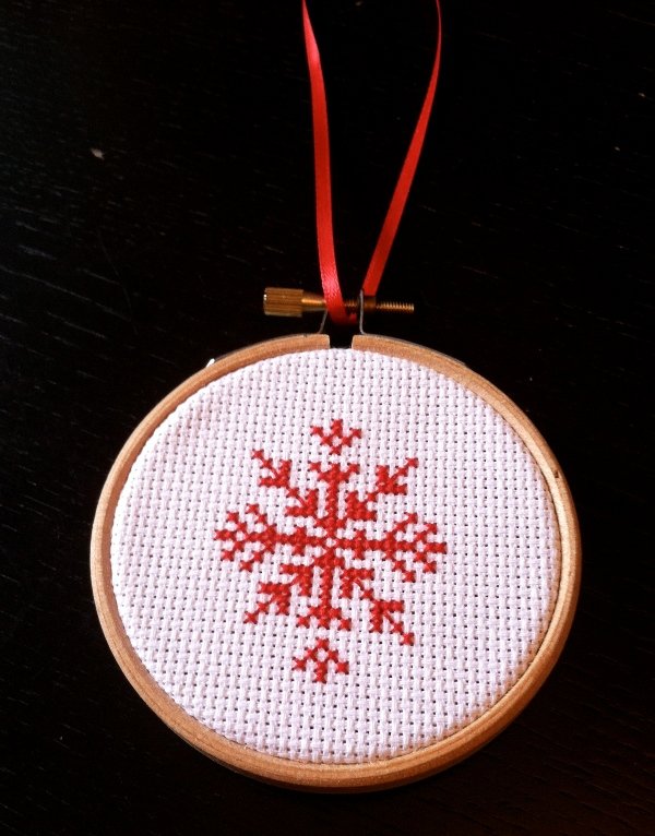 cross-stitch-snowflake-ornament-pattern