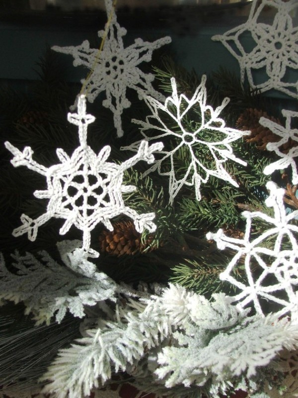 easy-crochet-snowflake-ornament-pattern