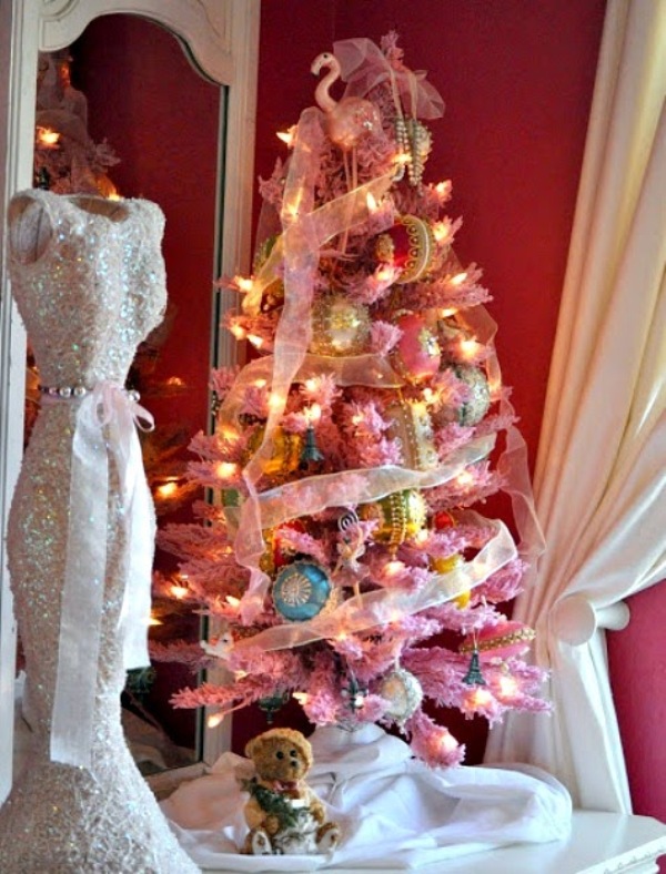 pink-decorated-christmas-tree