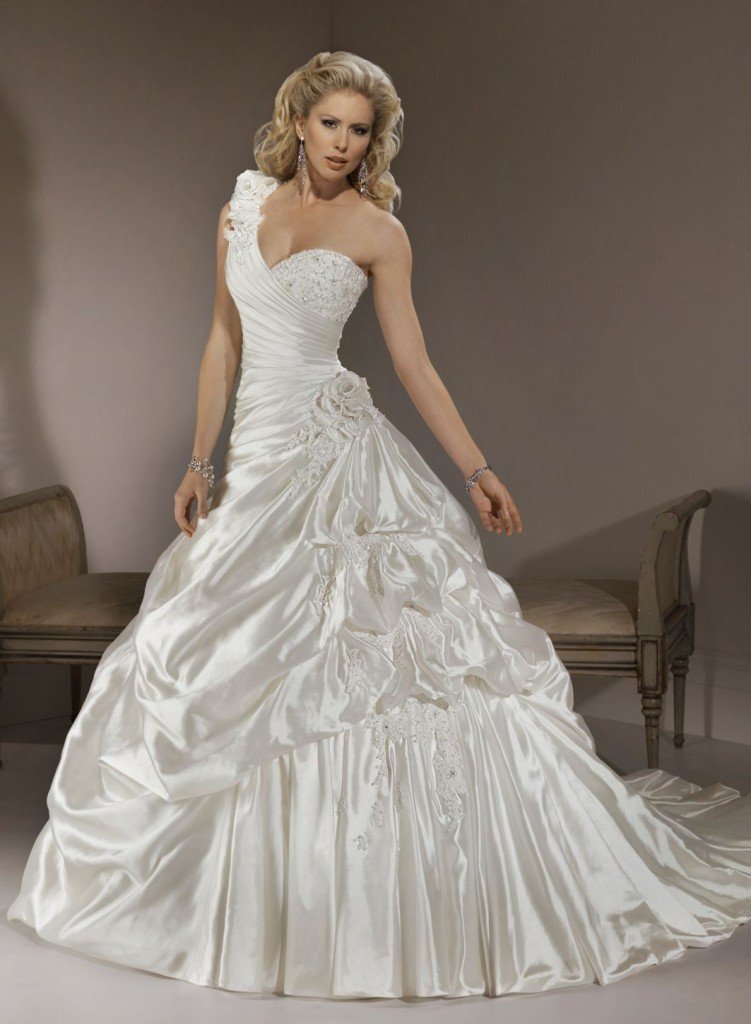 20 Ball Gown Wedding Dresses - Wedding Gowns & Big Hips - MagMent