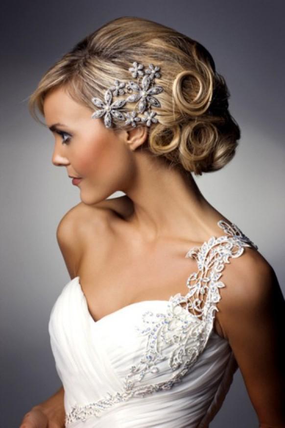 20 Romantic Winter Wedding Hairstyles Ideas - MagMent