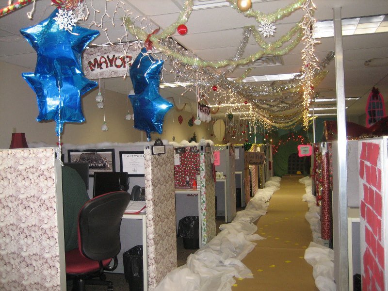 25 Photos of Office Christmas Decorations Ideas - MagMent