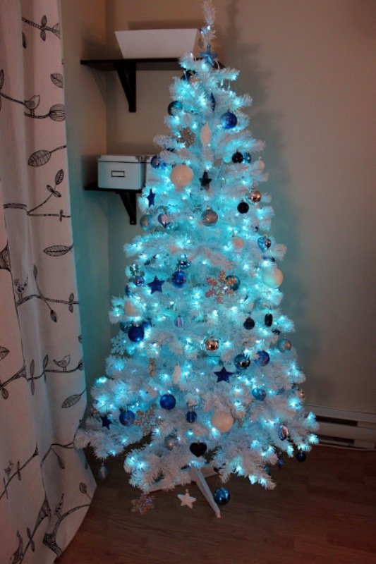 25 Blue Color Theme Christmas Tree Decorations Ideas - MagMent