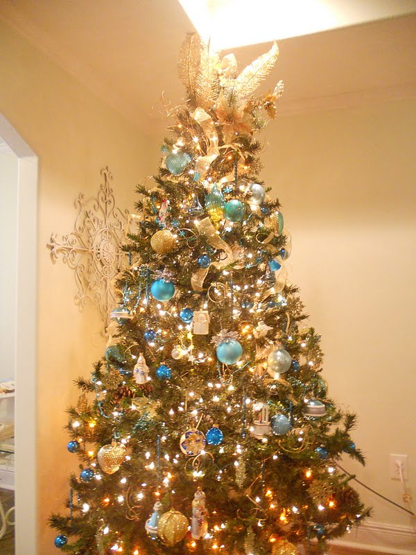 25 Charming Turquoise Christmas Tree Decorations Ideas  MagMent